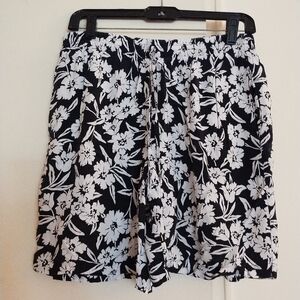 Vintage Analogy Women's Black and White floral Lounge Shorts With Pockets Size S